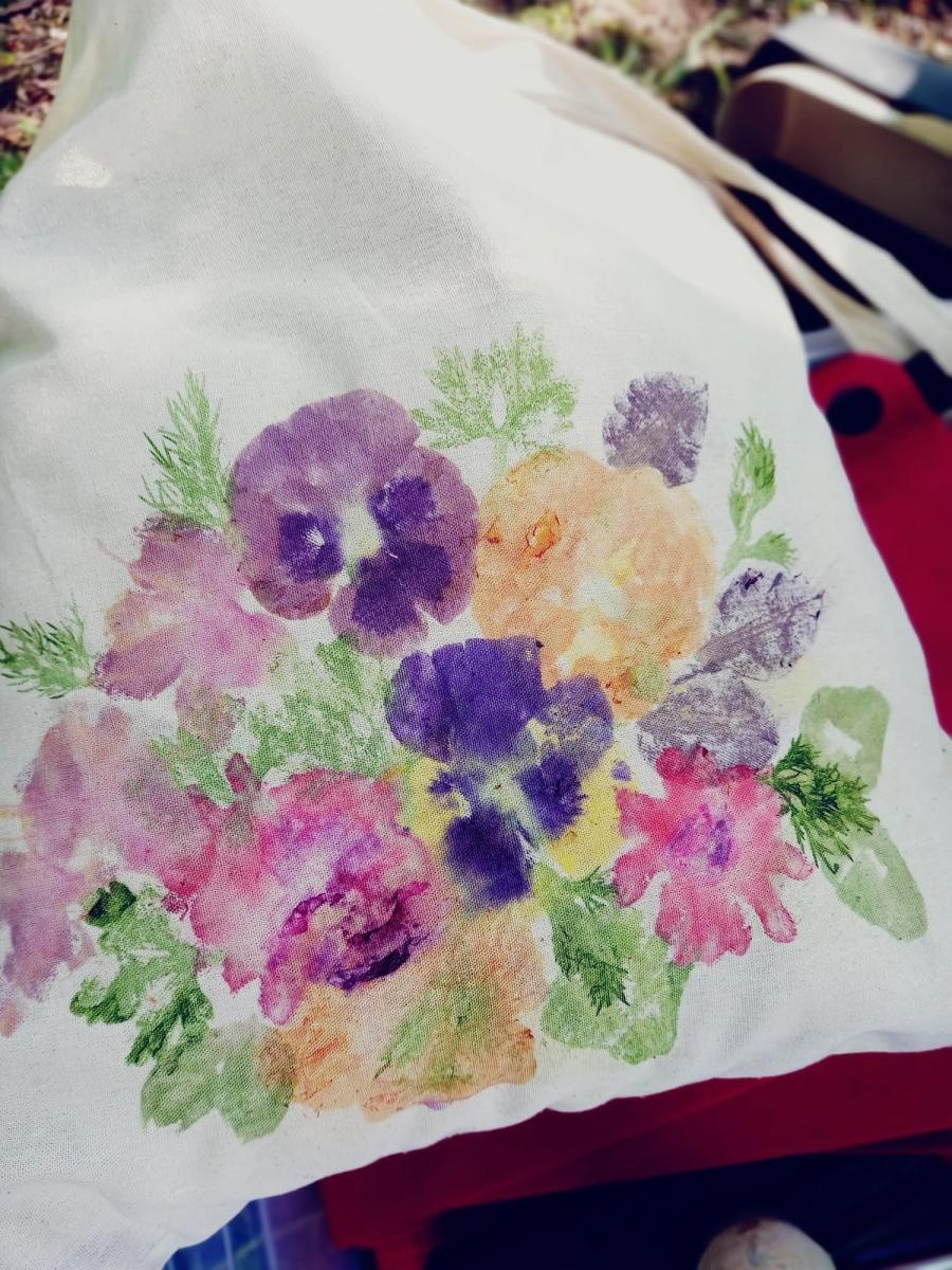 Zdjęcie w galerii na portalu naszraciborz.pl: Warsztaty etnologiczne - młotkowanie i papier czerpany w bibliotece wiadomości z regionu