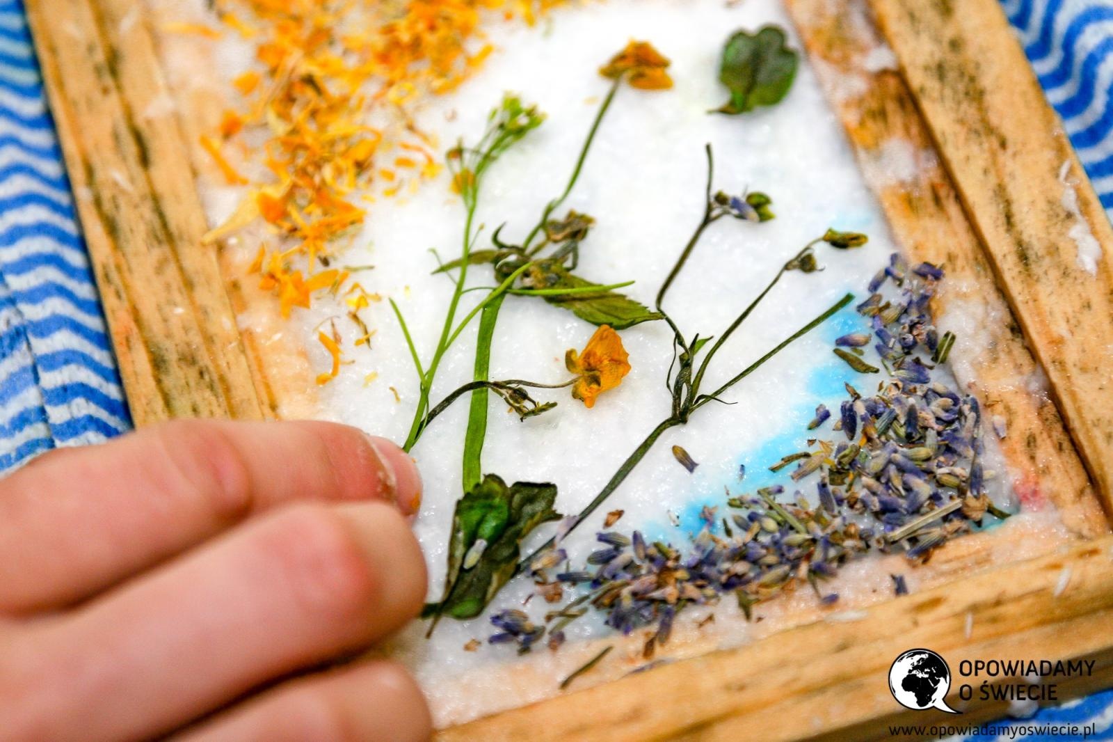 Zdjęcie w galerii na portalu naszraciborz.pl: Warsztaty etnologiczne - młotkowanie i papier czerpany w bibliotece wiadomości z regionu