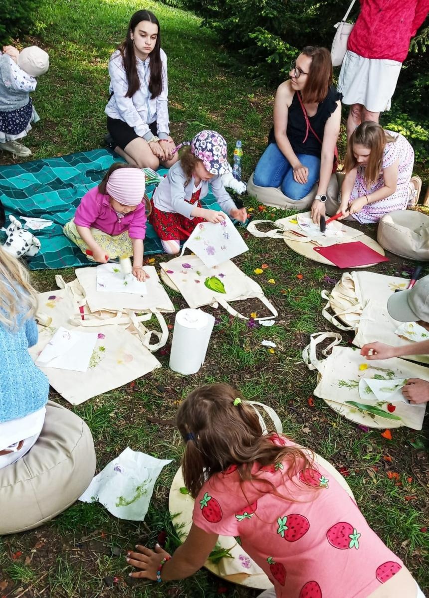 Zdjęcie w galerii na portalu naszraciborz.pl: Warsztaty etnologiczne - młotkowanie i papier czerpany w bibliotece wiadomości z regionu