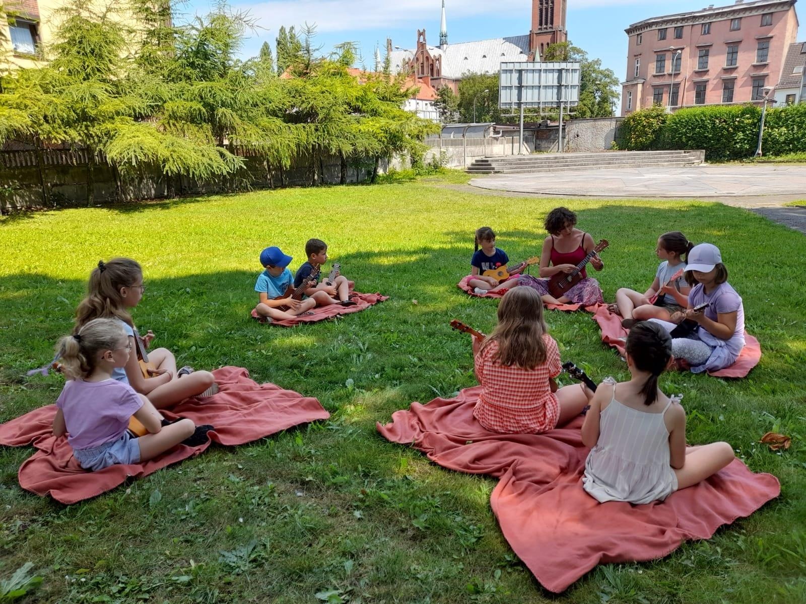 Zdjęcie w galerii na portalu naszraciborz.pl: Pierwsza tura warsztatów gry na ukulele za nami! wiadomości z regionu