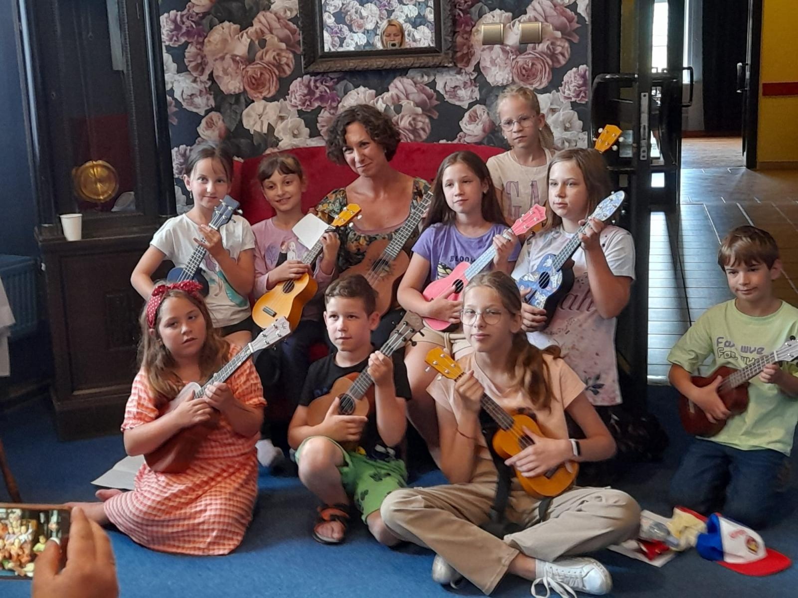 Zdjęcie w galerii na portalu naszraciborz.pl: Pierwsza tura warsztatów gry na ukulele za nami! wiadomości z regionu