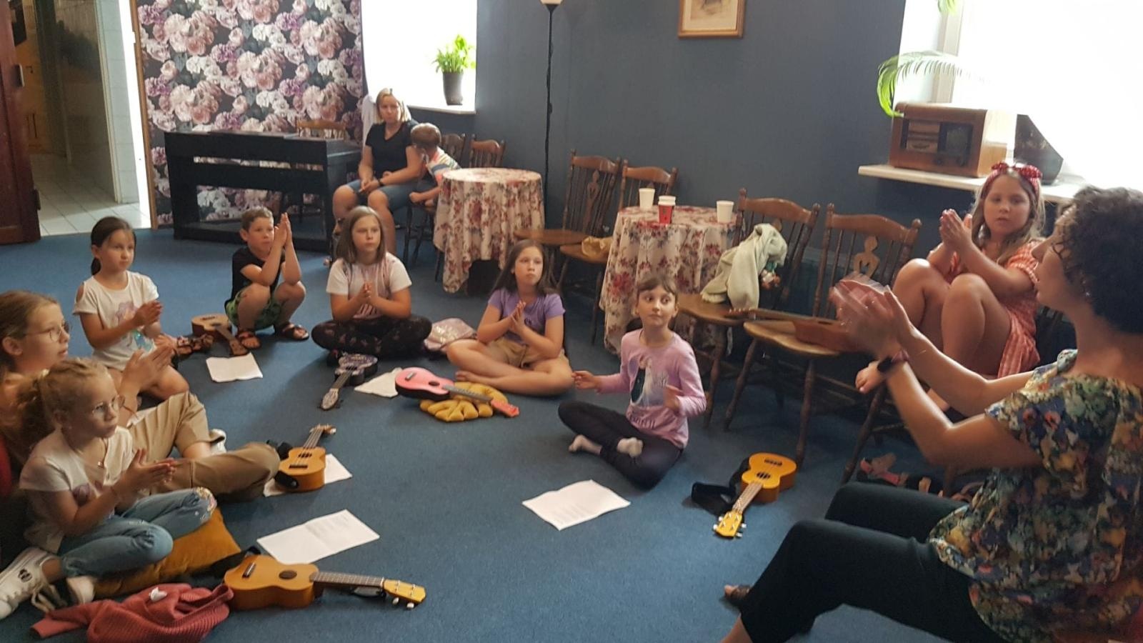 Zdjęcie w galerii na portalu naszraciborz.pl: Pierwsza tura warsztatów gry na ukulele za nami! wiadomości z regionu