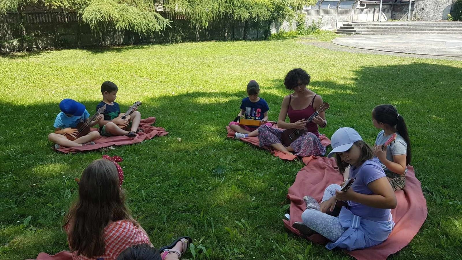 Zdjęcie w galerii na portalu naszraciborz.pl: Pierwsza tura warsztatów gry na ukulele za nami! wiadomości z regionu