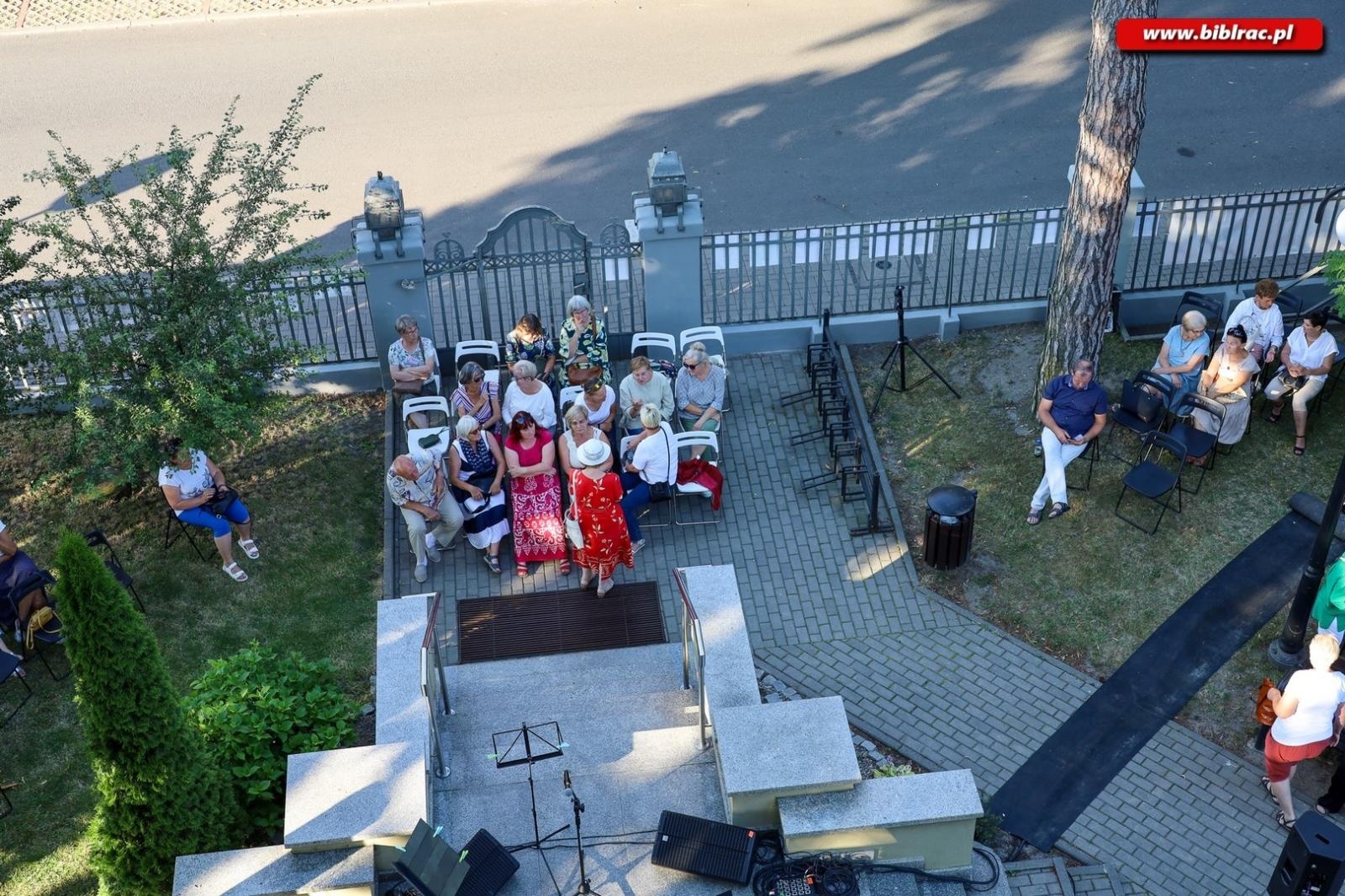 Zdjęcie w galerii na portalu naszraciborz.pl: Agnieszka Grochowicz zachwyciła publiczność podczas koncertu przed biblioteką wiadomości z regionu