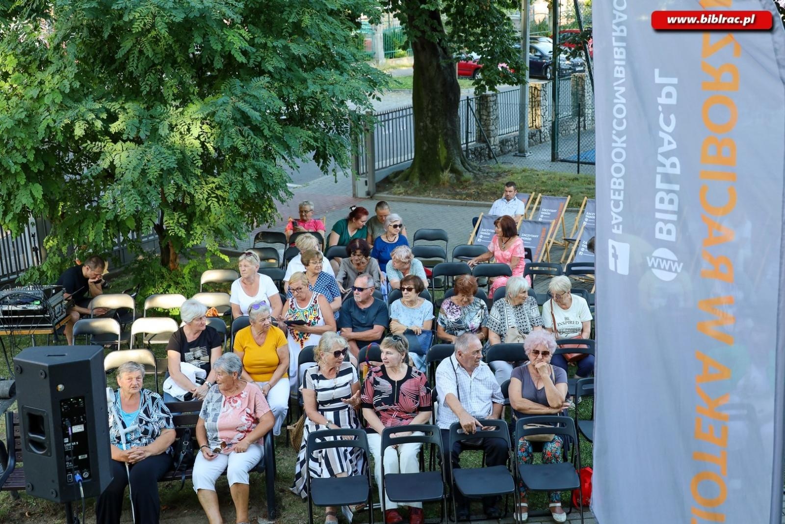 Zdjęcie w galerii na portalu naszraciborz.pl: Agnieszka Grochowicz zachwyciła publiczność podczas koncertu przed biblioteką wiadomości z regionu
