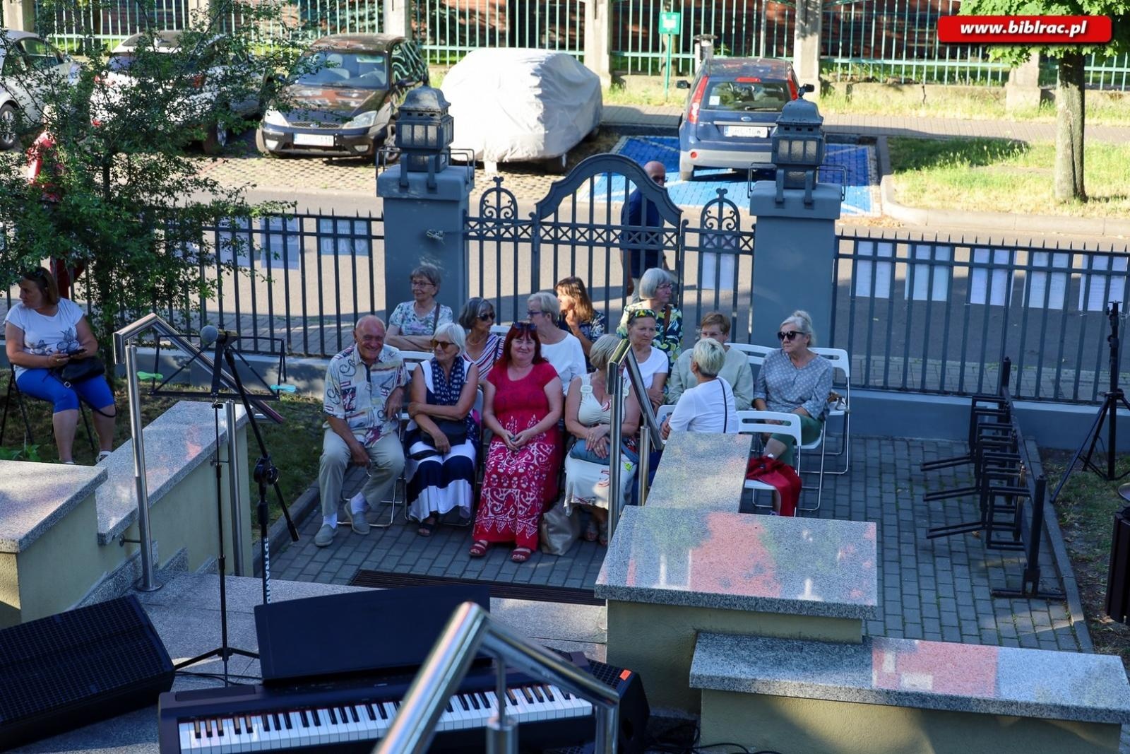 Zdjęcie w galerii na portalu naszraciborz.pl: Agnieszka Grochowicz zachwyciła publiczność podczas koncertu przed biblioteką wiadomości z regionu