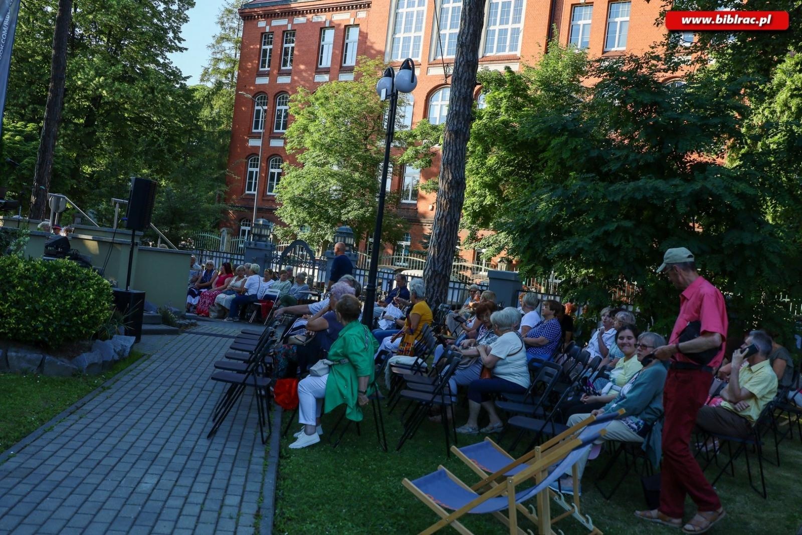 Zdjęcie w galerii na portalu naszraciborz.pl: Agnieszka Grochowicz zachwyciła publiczność podczas koncertu przed biblioteką wiadomości z regionu
