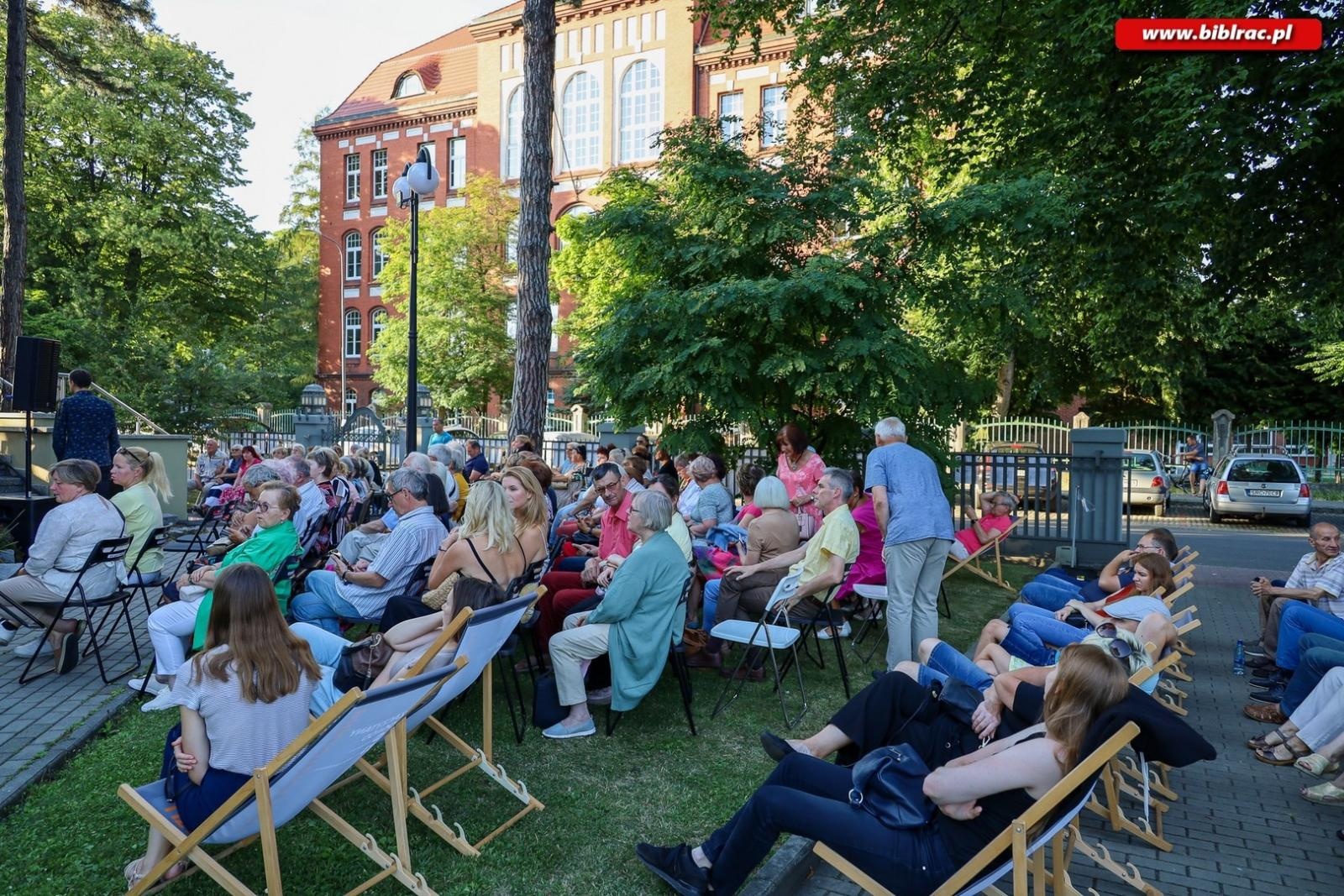 Zdjęcie w galerii na portalu naszraciborz.pl: Agnieszka Grochowicz zachwyciła publiczność podczas koncertu przed biblioteką wiadomości z regionu