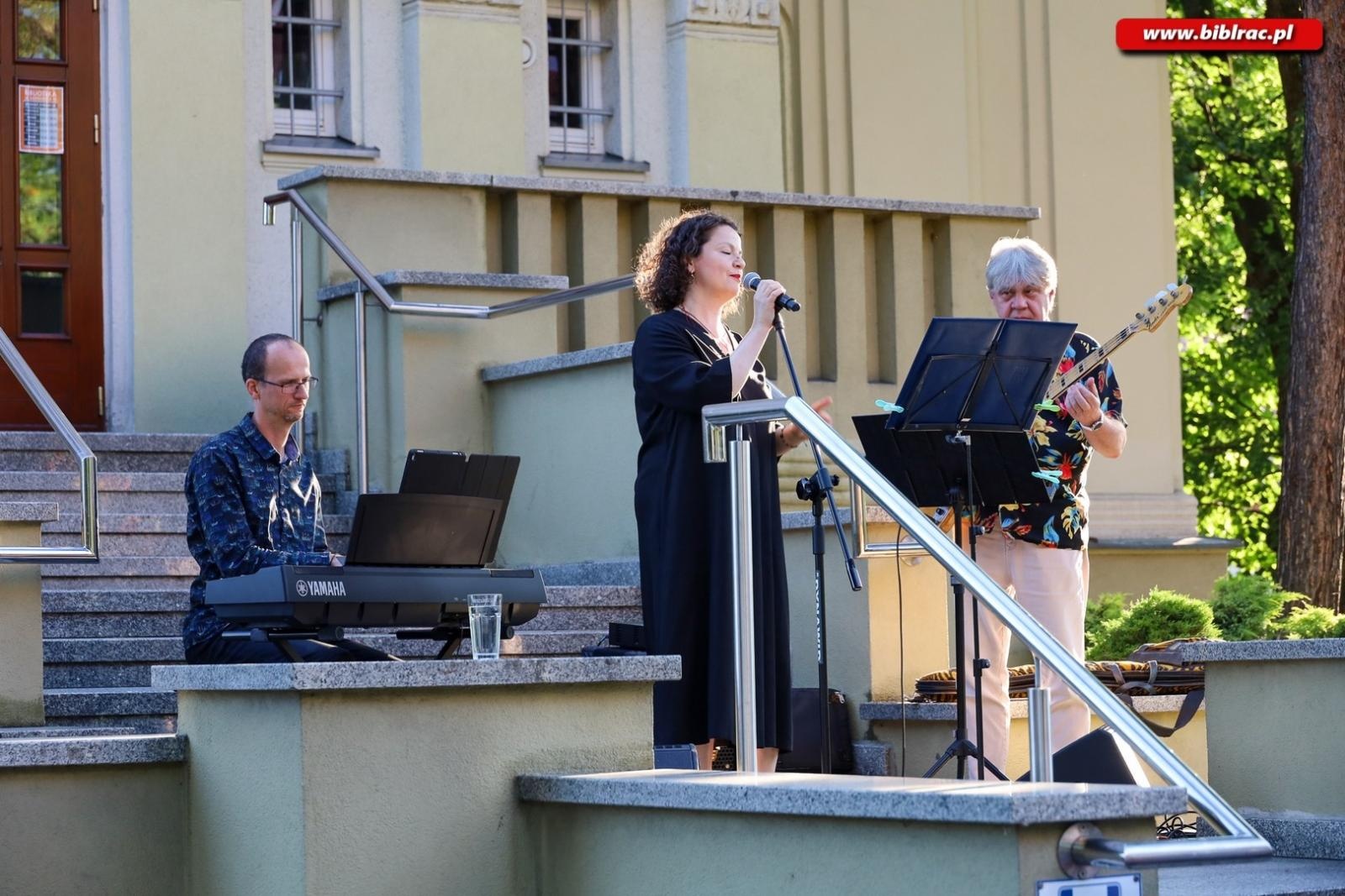 Zdjęcie w galerii na portalu naszraciborz.pl: Agnieszka Grochowicz zachwyciła publiczność podczas koncertu przed biblioteką wiadomości z regionu