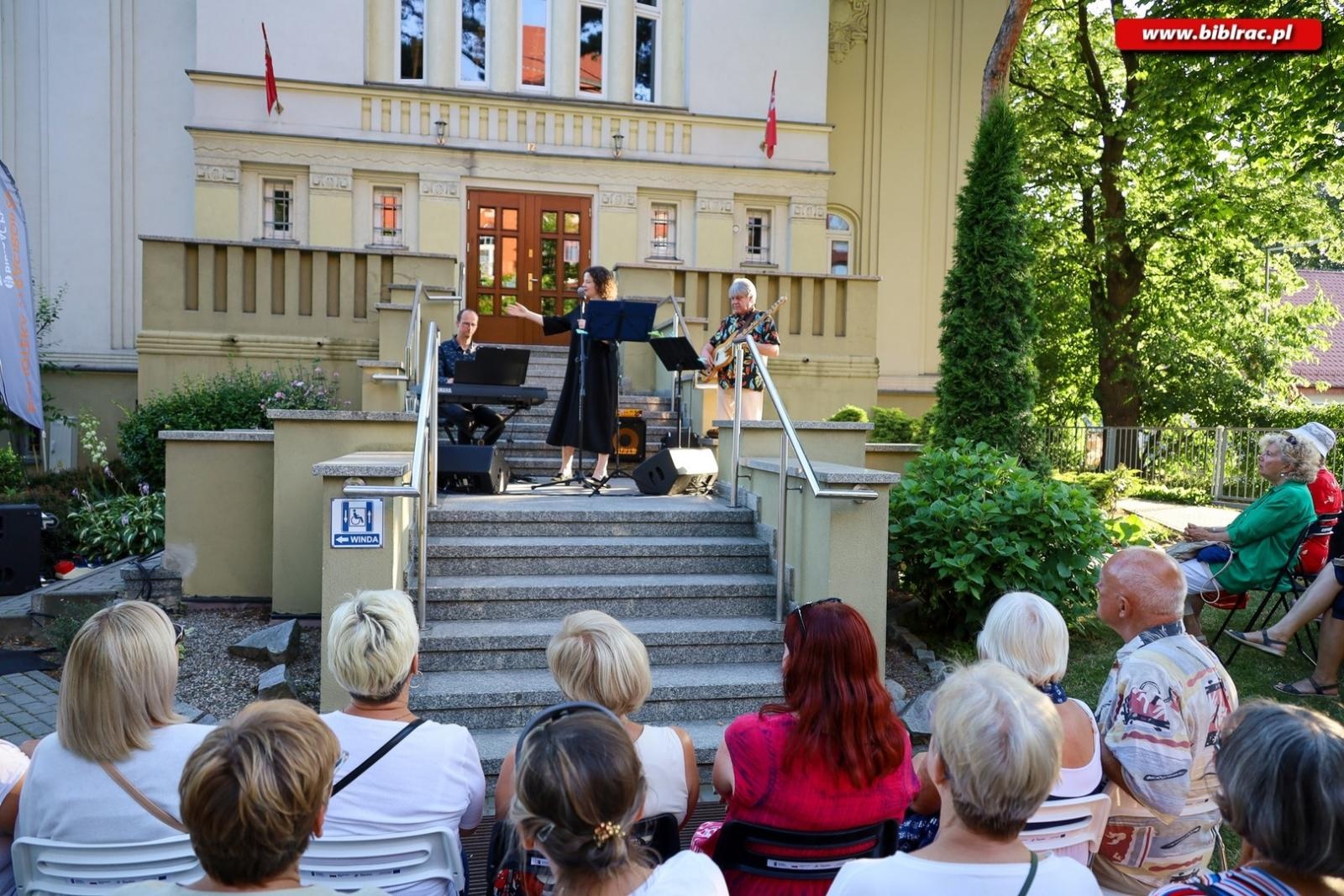 Zdjęcie w galerii na portalu naszraciborz.pl: Agnieszka Grochowicz zachwyciła publiczność podczas koncertu przed biblioteką wiadomości z regionu