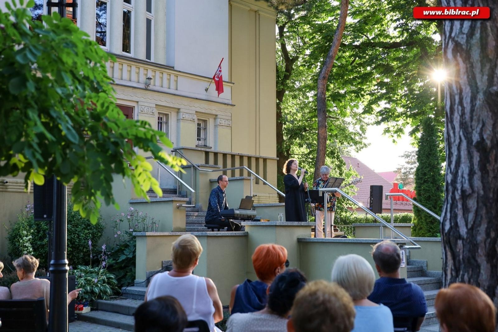 Zdjęcie w galerii na portalu naszraciborz.pl: Agnieszka Grochowicz zachwyciła publiczność podczas koncertu przed biblioteką wiadomości z regionu