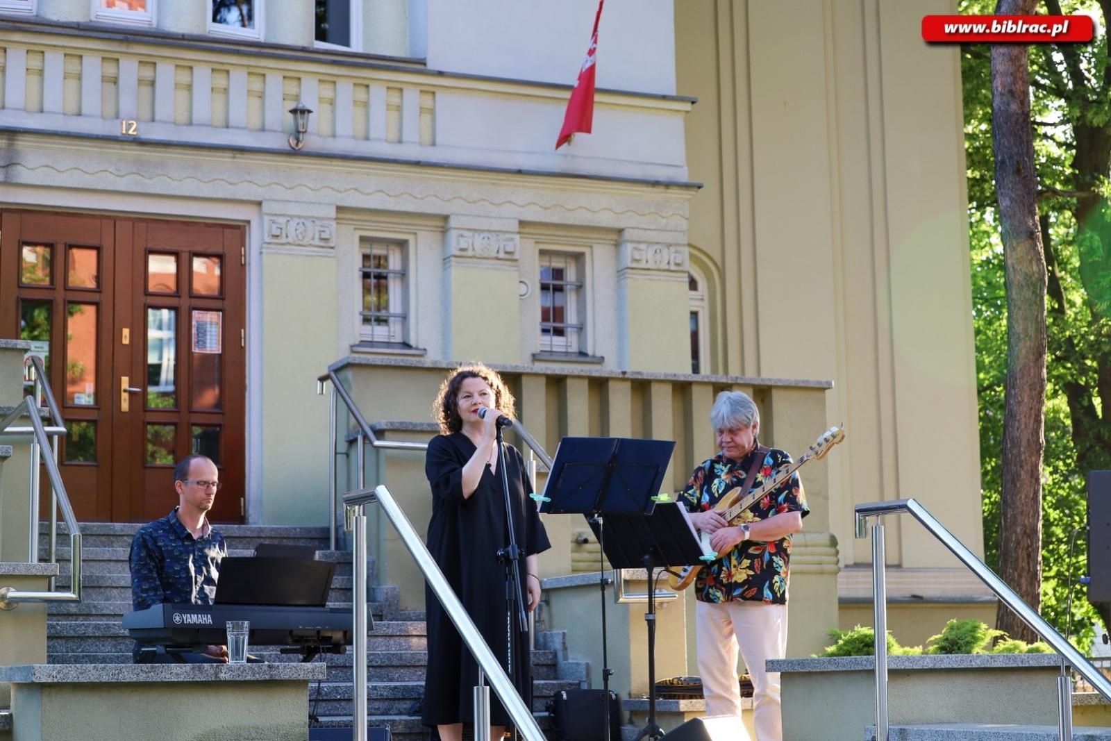 Zdjęcie w galerii na portalu naszraciborz.pl: Agnieszka Grochowicz zachwyciła publiczność podczas koncertu przed biblioteką wiadomości z regionu