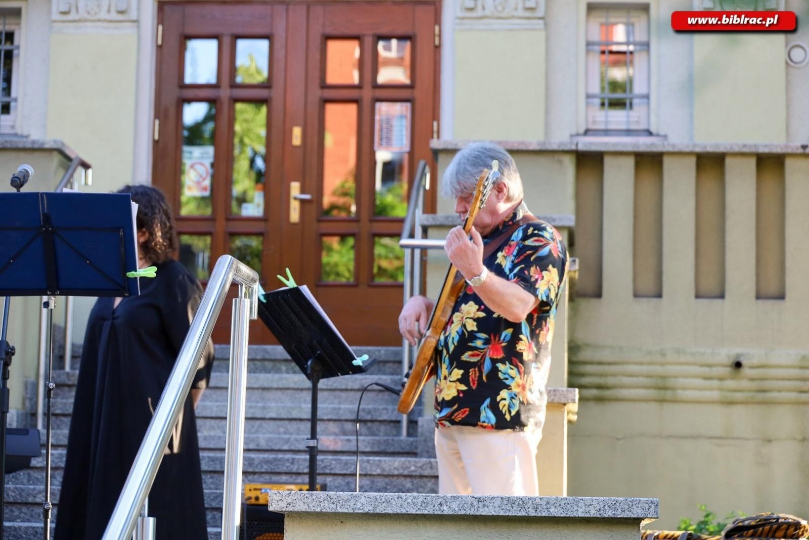 Zdjęcie w galerii na portalu naszraciborz.pl: Agnieszka Grochowicz zachwyciła publiczność podczas koncertu przed biblioteką wiadomości z regionu