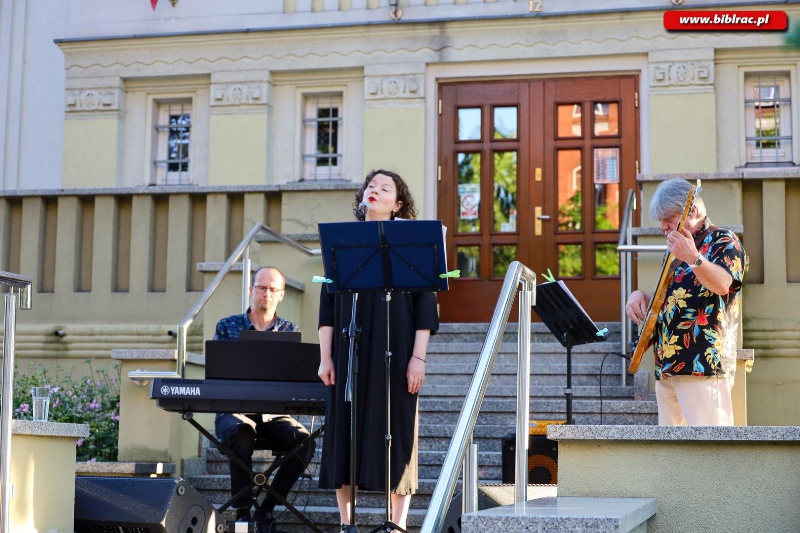 Zdjęcie w galerii na portalu naszraciborz.pl: Agnieszka Grochowicz zachwyciła publiczność podczas koncertu przed biblioteką wiadomości z regionu