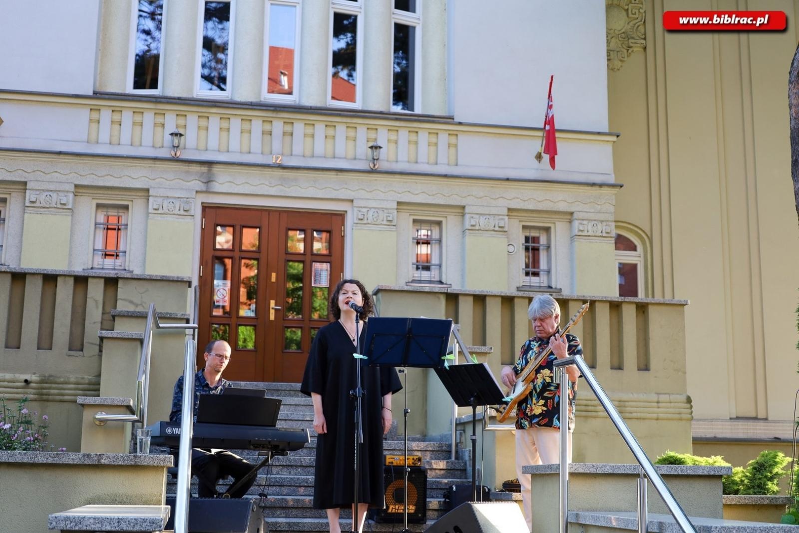 Zdjęcie w galerii na portalu naszraciborz.pl: Agnieszka Grochowicz zachwyciła publiczność podczas koncertu przed biblioteką wiadomości z regionu