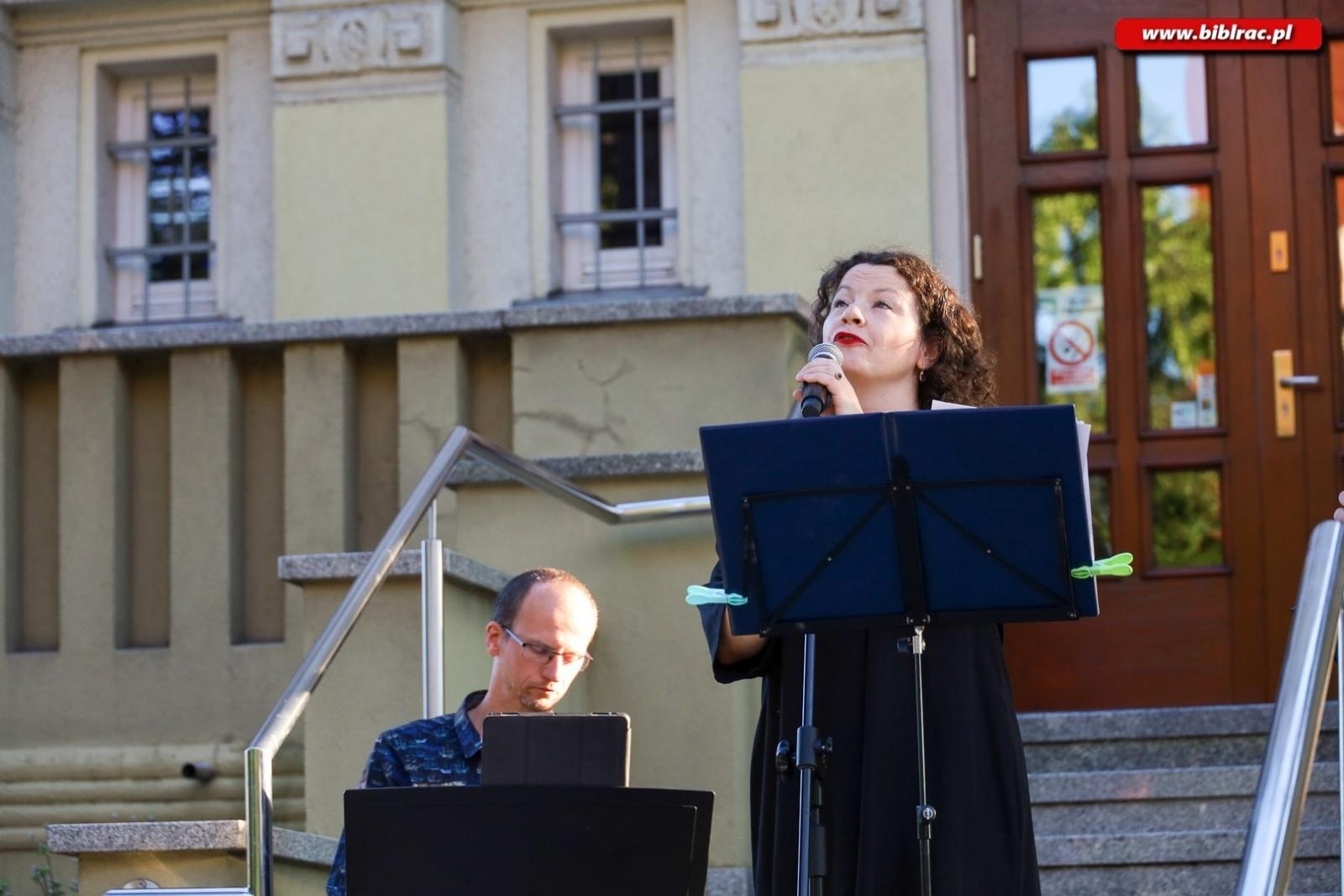 Zdjęcie w galerii na portalu naszraciborz.pl: Agnieszka Grochowicz zachwyciła publiczność podczas koncertu przed biblioteką wiadomości z regionu