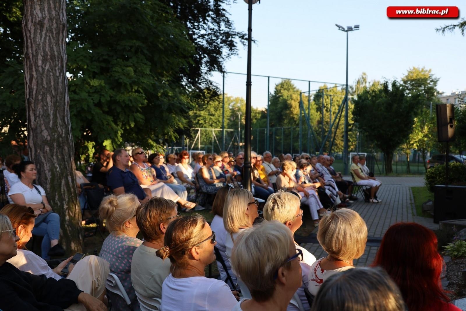 Zdjęcie w galerii na portalu naszraciborz.pl: Agnieszka Grochowicz zachwyciła publiczność podczas koncertu przed biblioteką wiadomości z regionu
