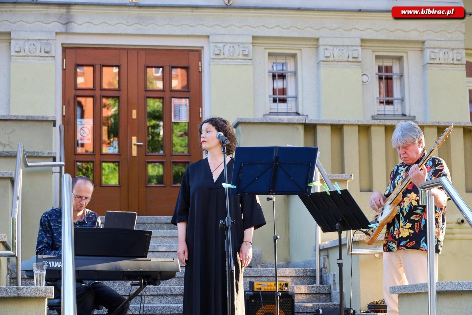 Zdjęcie w galerii na portalu naszraciborz.pl: Agnieszka Grochowicz zachwyciła publiczność podczas koncertu przed biblioteką wiadomości z regionu