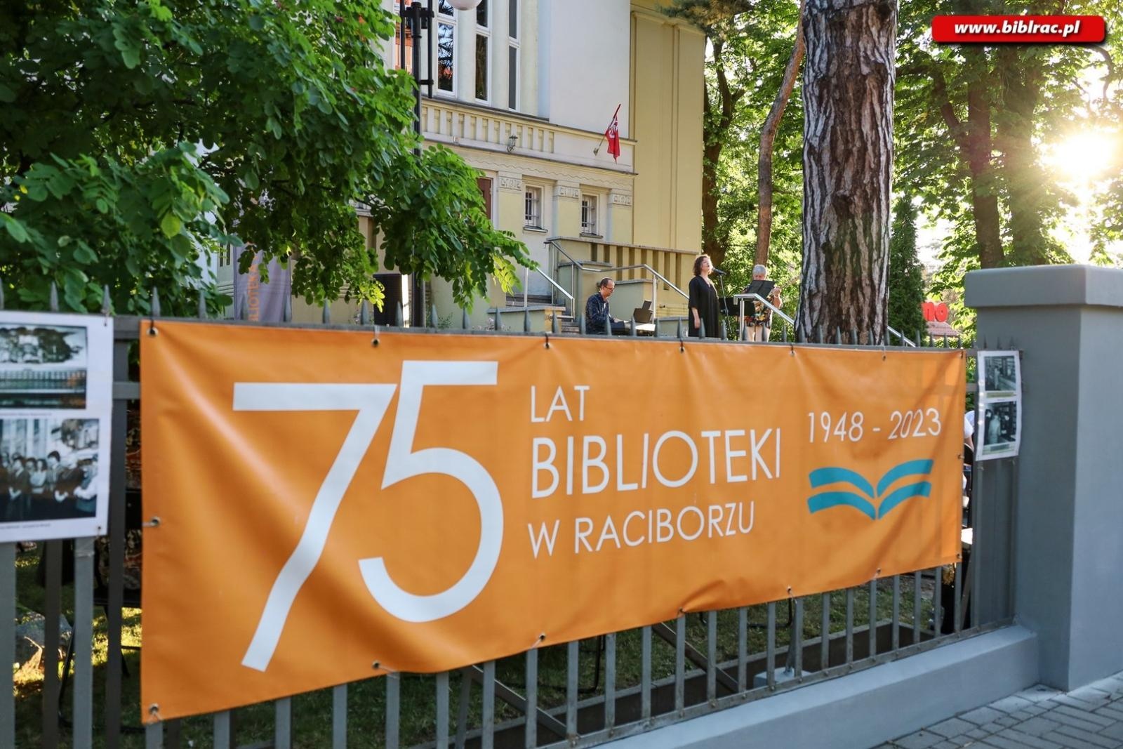 Zdjęcie w galerii na portalu naszraciborz.pl: Agnieszka Grochowicz zachwyciła publiczność podczas koncertu przed biblioteką wiadomości z regionu