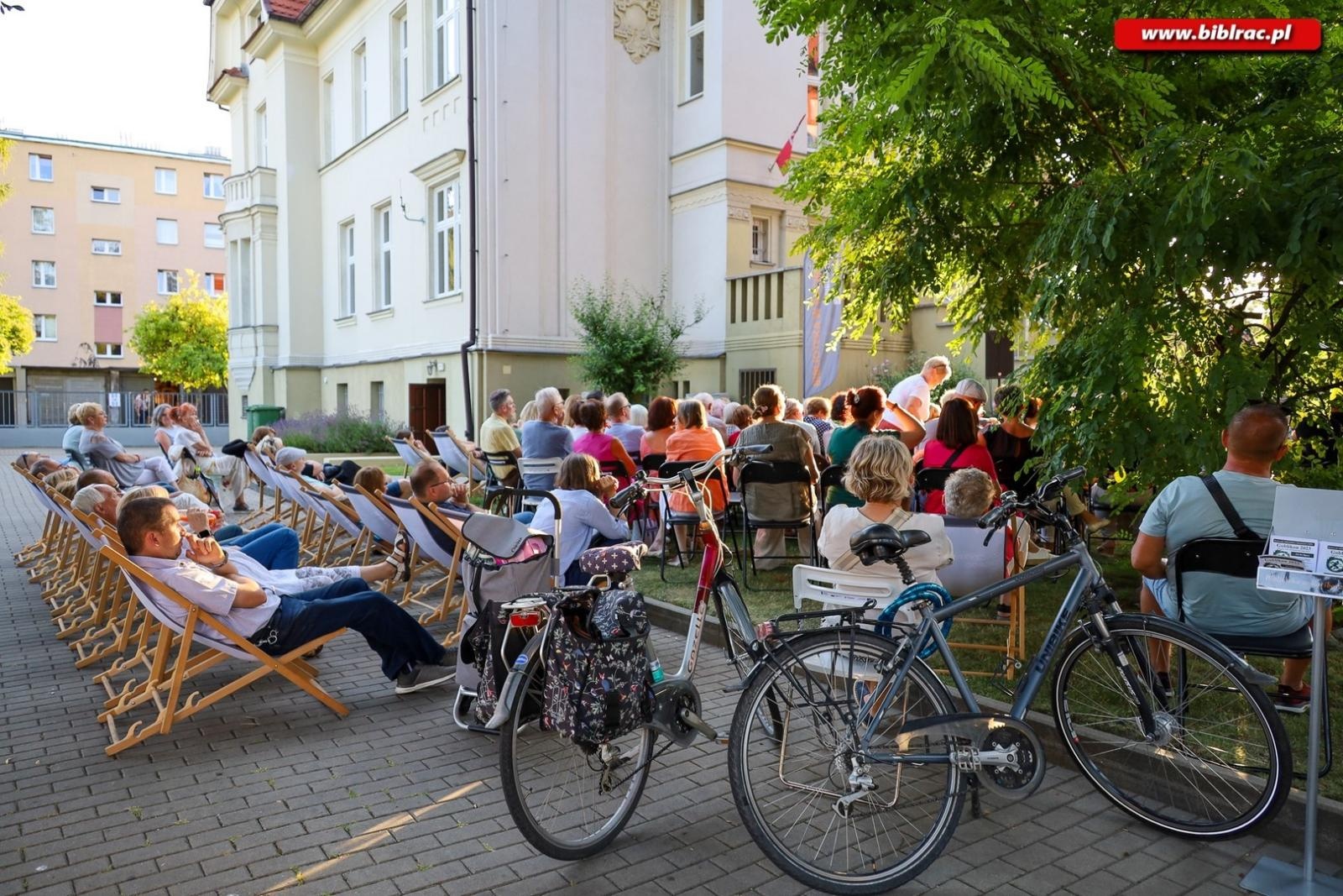 Zdjęcie w galerii na portalu naszraciborz.pl: Agnieszka Grochowicz zachwyciła publiczność podczas koncertu przed biblioteką wiadomości z regionu