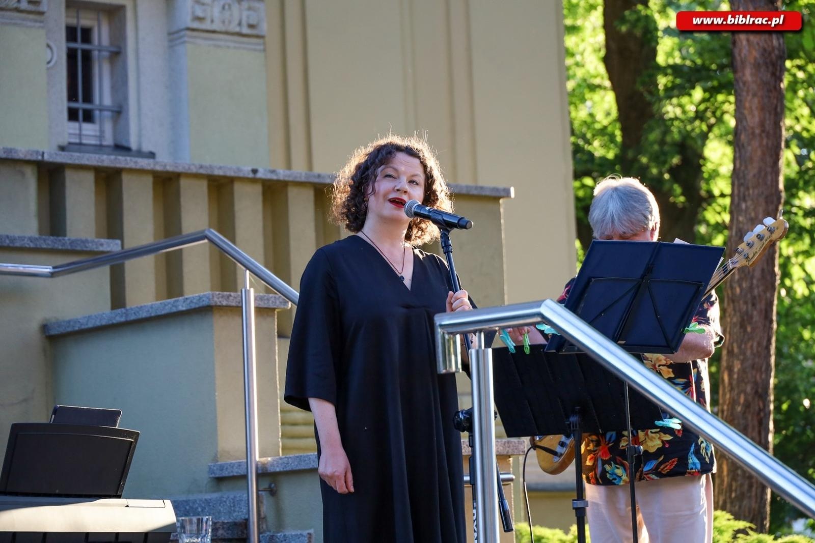 Zdjęcie w galerii na portalu naszraciborz.pl: Agnieszka Grochowicz zachwyciła publiczność podczas koncertu przed biblioteką wiadomości z regionu