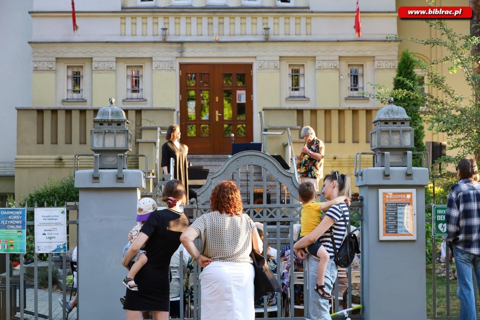 Zdjęcie w galerii na portalu naszraciborz.pl: Agnieszka Grochowicz zachwyciła publiczność podczas koncertu przed biblioteką wiadomości z regionu