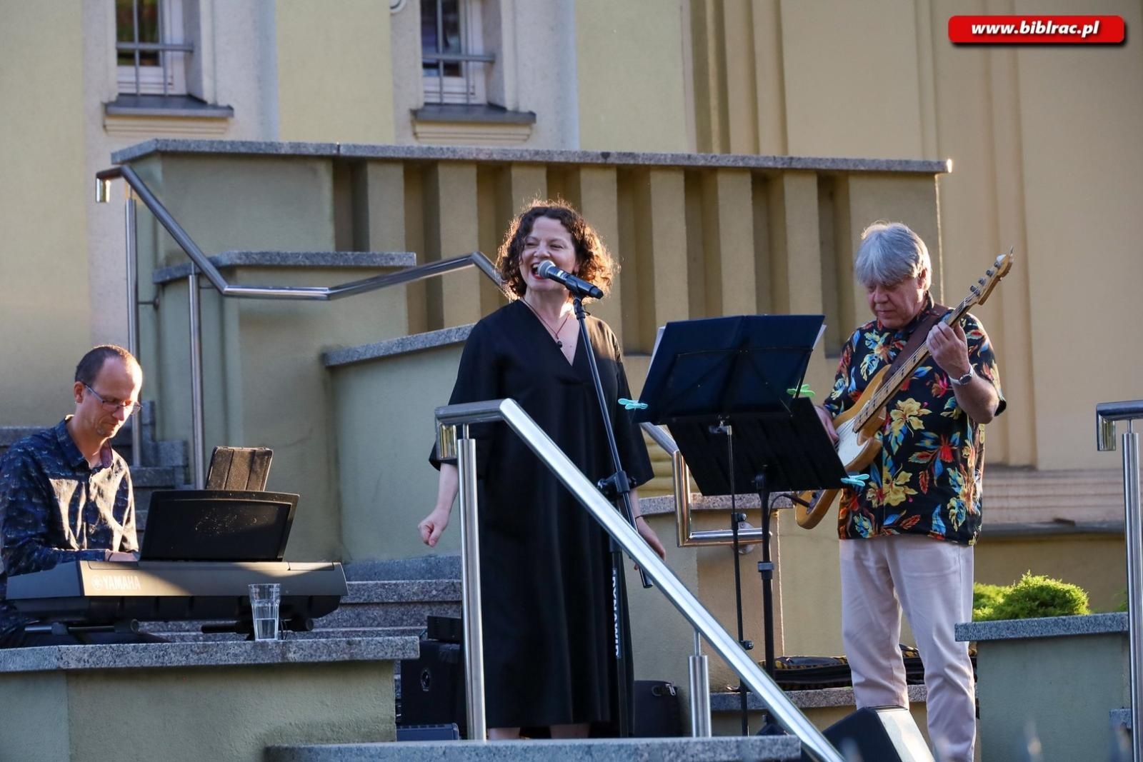 Zdjęcie w galerii na portalu naszraciborz.pl: Agnieszka Grochowicz zachwyciła publiczność podczas koncertu przed biblioteką wiadomości z regionu