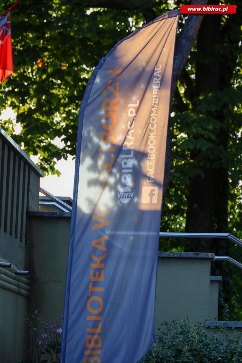 Zdjęcie w galerii na portalu naszraciborz.pl: Agnieszka Grochowicz zachwyciła publiczność podczas koncertu przed biblioteką wiadomości z regionu