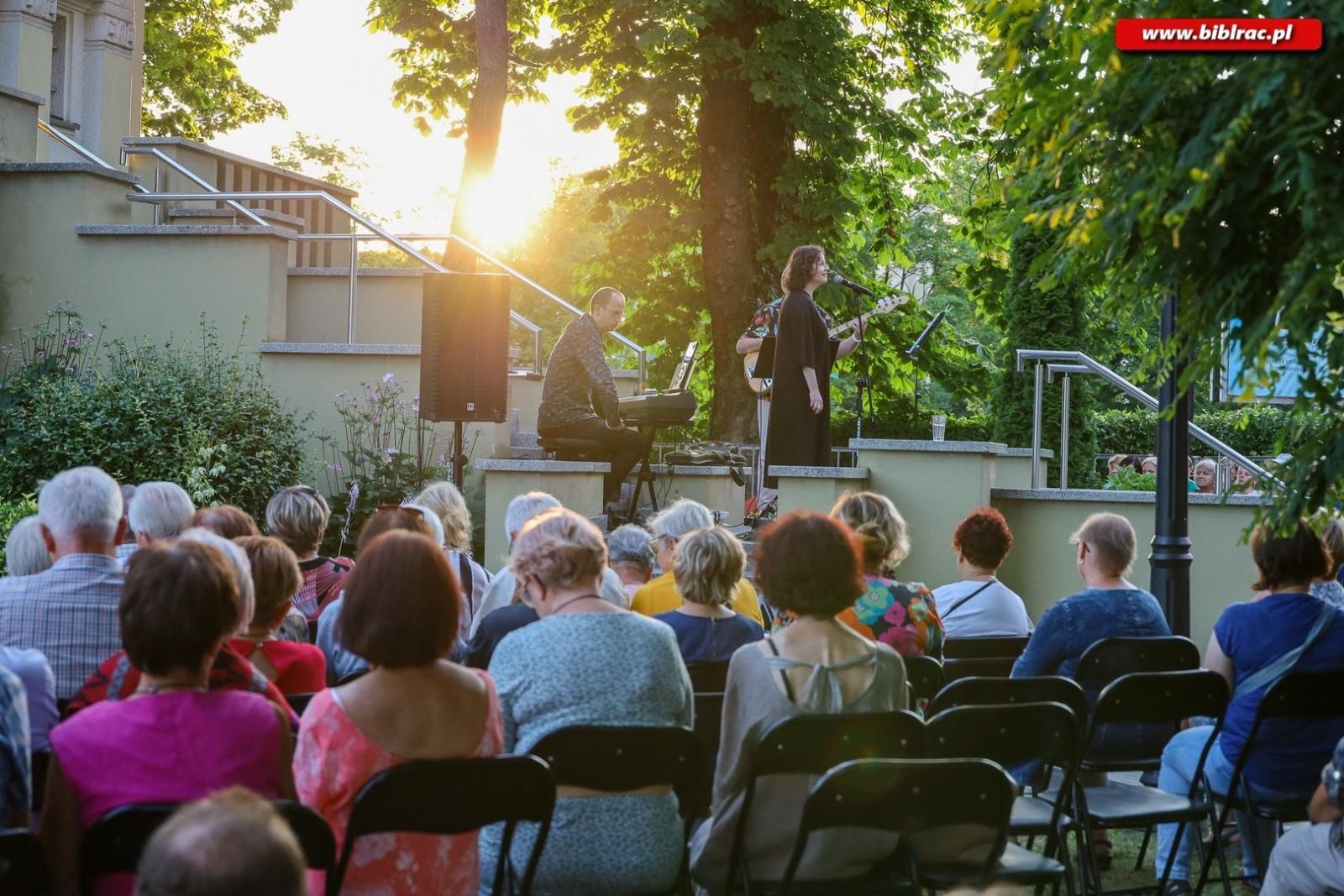 Zdjęcie w galerii na portalu naszraciborz.pl: Agnieszka Grochowicz zachwyciła publiczność podczas koncertu przed biblioteką wiadomości z regionu