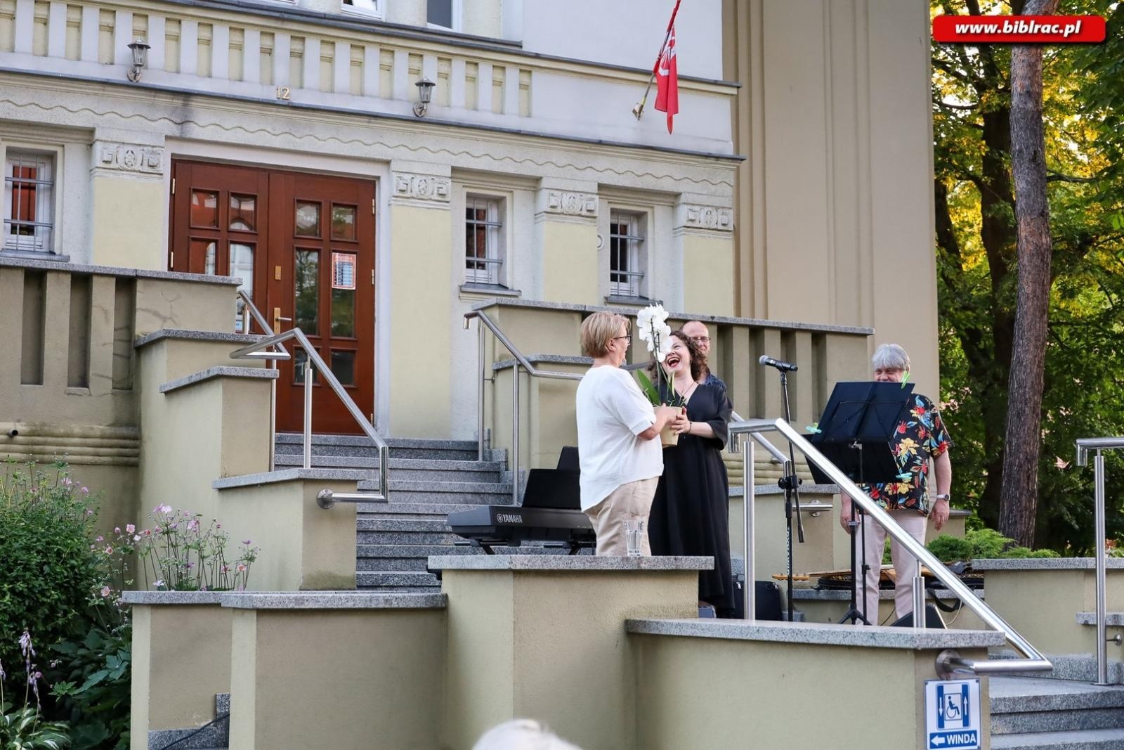 Zdjęcie w galerii na portalu naszraciborz.pl: Agnieszka Grochowicz zachwyciła publiczność podczas koncertu przed biblioteką wiadomości z regionu