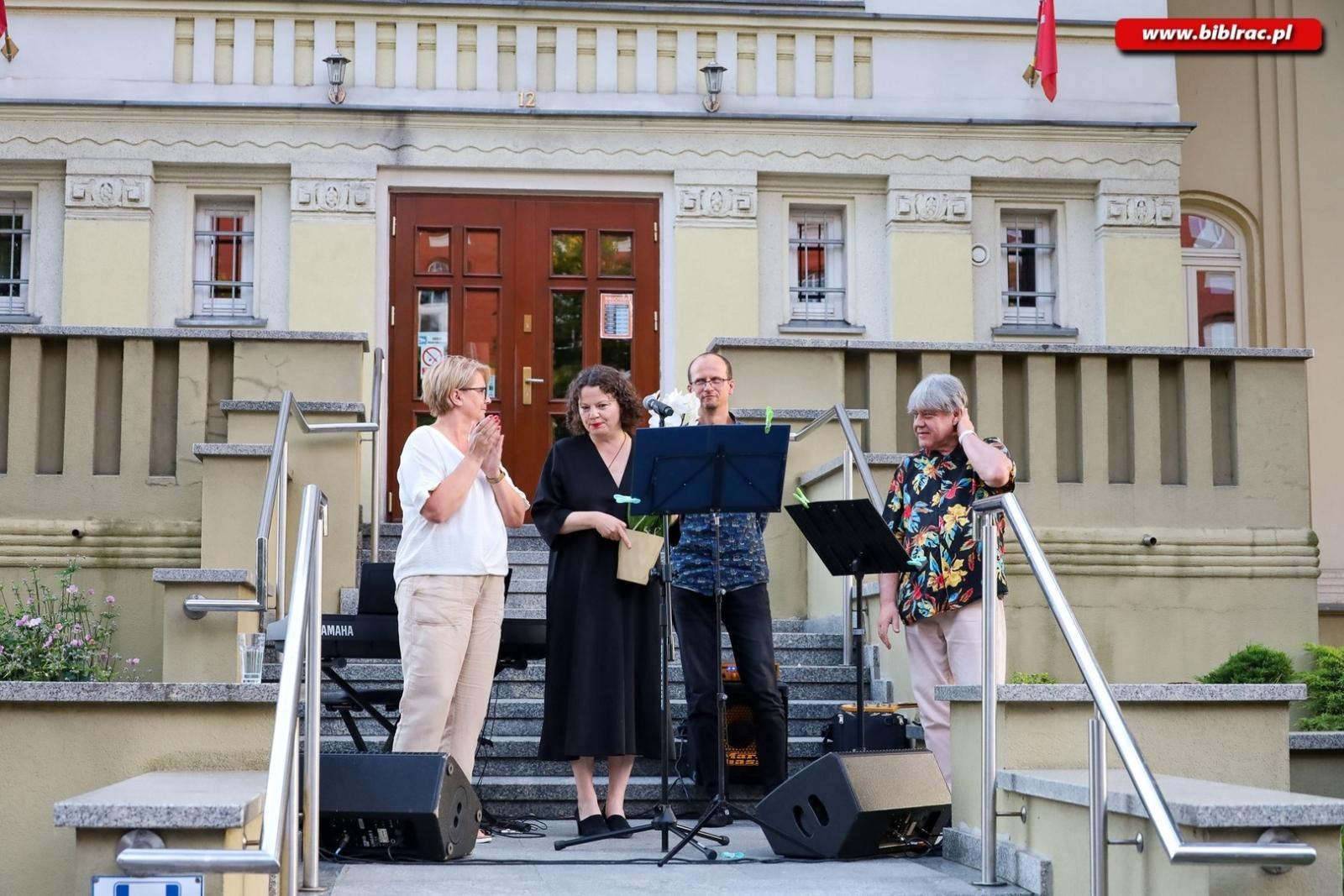Zdjęcie w galerii na portalu naszraciborz.pl: Agnieszka Grochowicz zachwyciła publiczność podczas koncertu przed biblioteką wiadomości z regionu