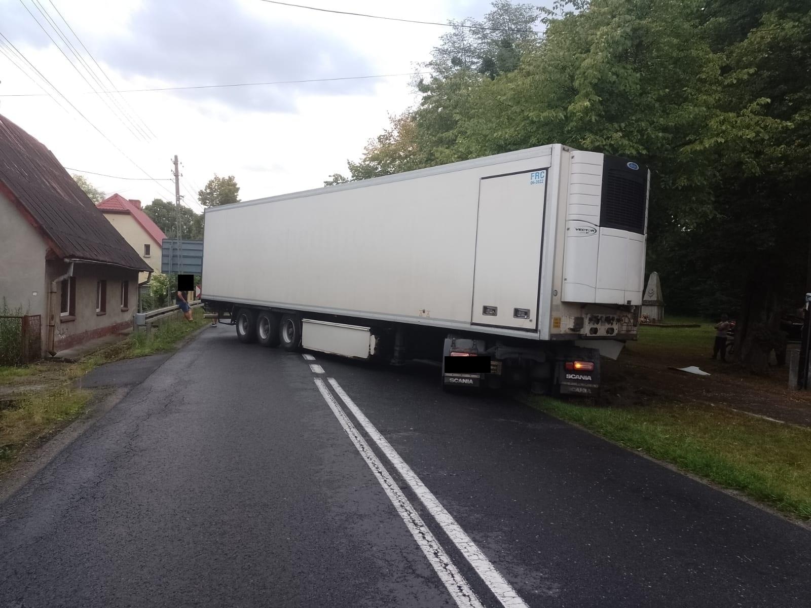 Zdjęcie w galerii na portalu naszraciborz.pl: Kierowca przeszarżował. Ciężarówka zablokowała drogę w Rudach wiadomości z regionu