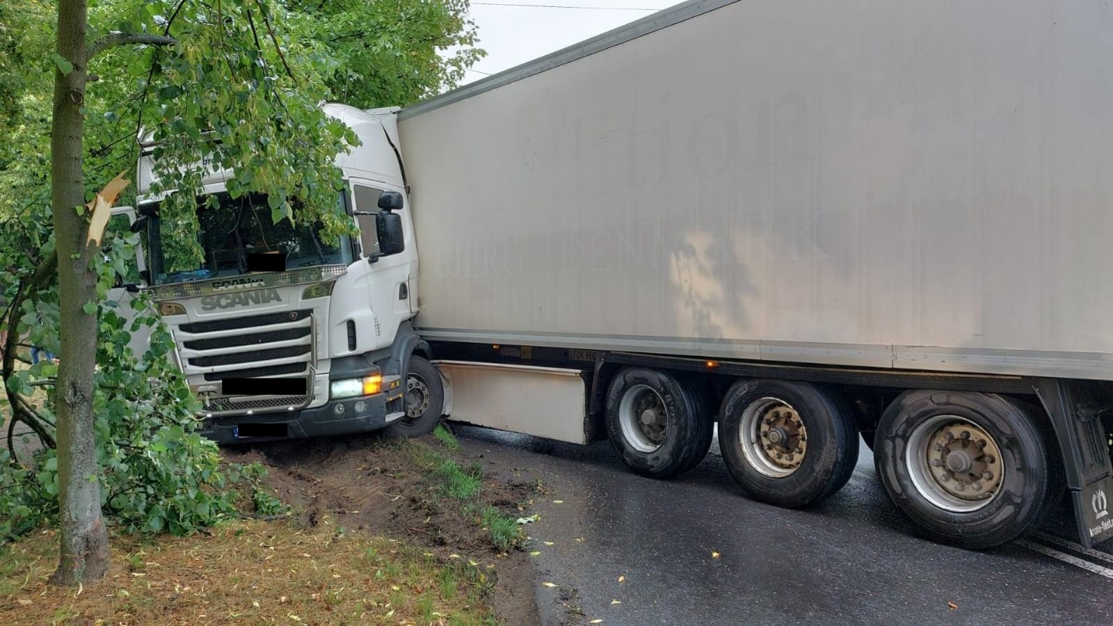 Zdjęcie w galerii na portalu naszraciborz.pl: Kierowca przeszarżował. Ciężarówka zablokowała drogę w Rudach wiadomości z regionu