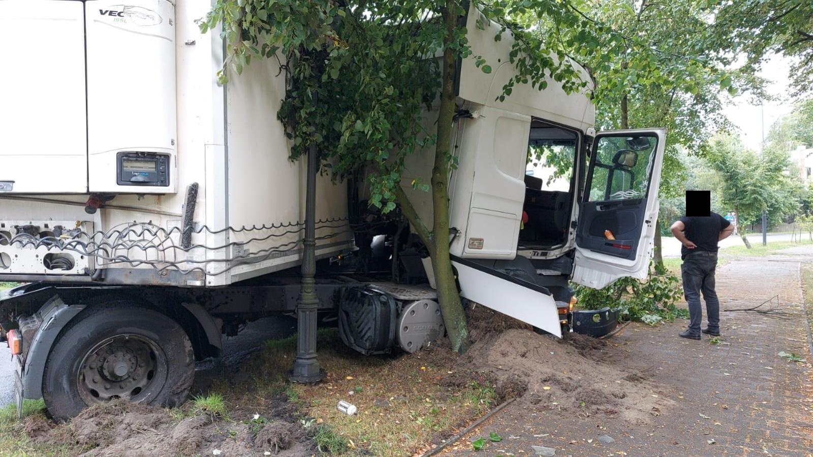 Zdjęcie w galerii na portalu naszraciborz.pl: Kierowca przeszarżował. Ciężarówka zablokowała drogę w Rudach wiadomości z regionu