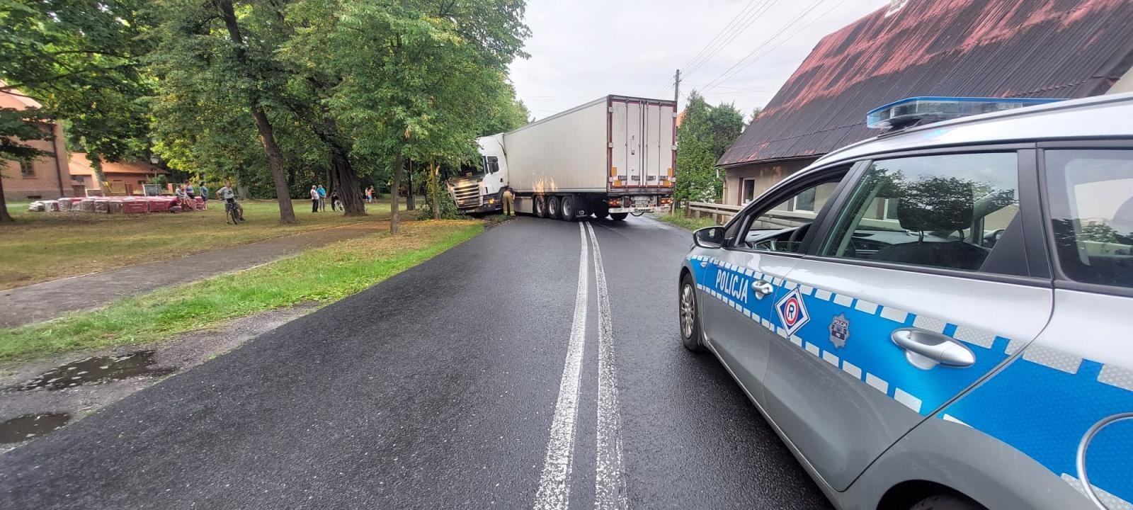 Zdjęcie w galerii na portalu naszraciborz.pl: Kierowca przeszarżował. Ciężarówka zablokowała drogę w Rudach wiadomości z regionu