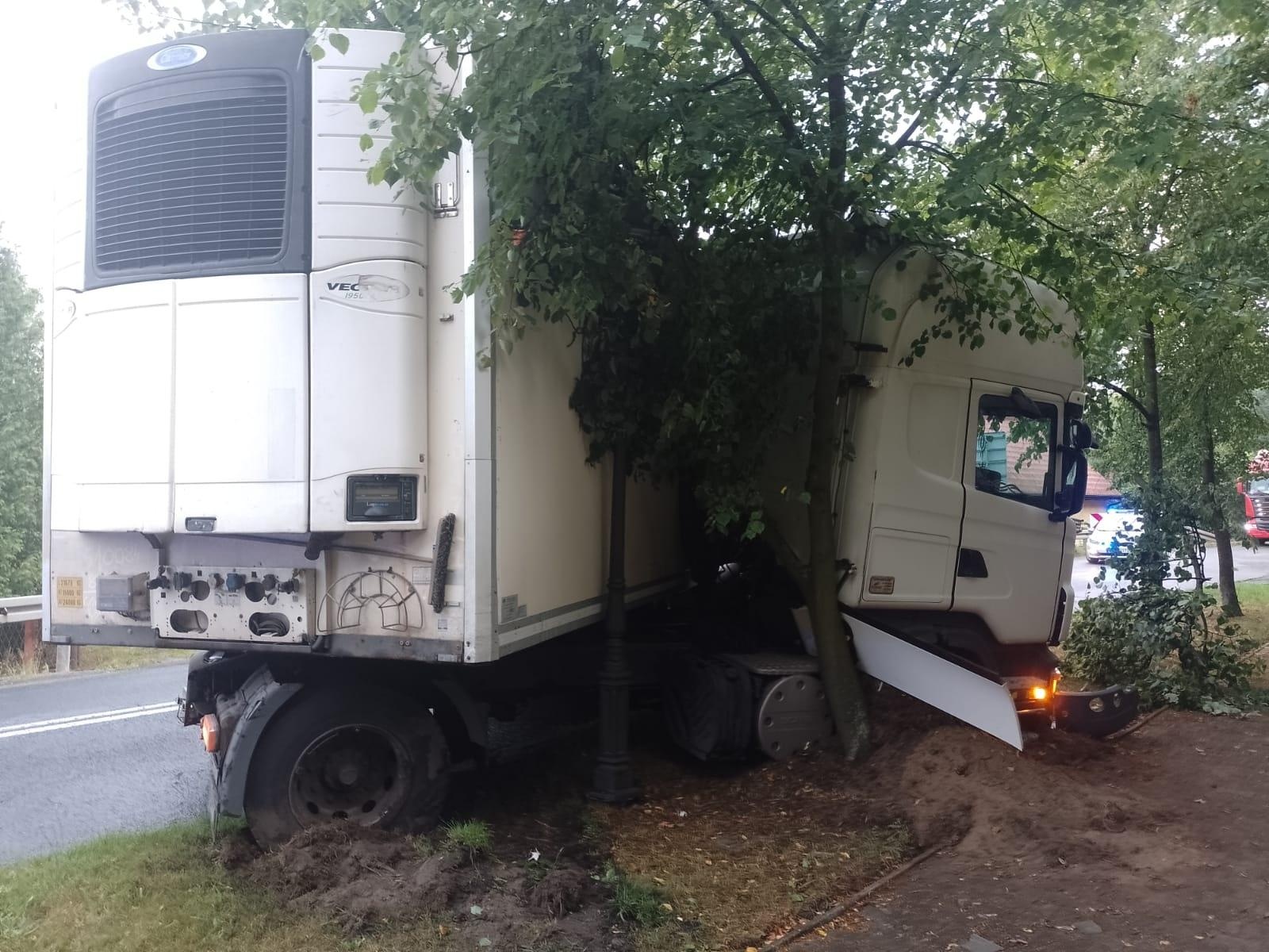 Zdjęcie w galerii na portalu naszraciborz.pl: Kierowca przeszarżował. Ciężarówka zablokowała drogę w Rudach wiadomości z regionu