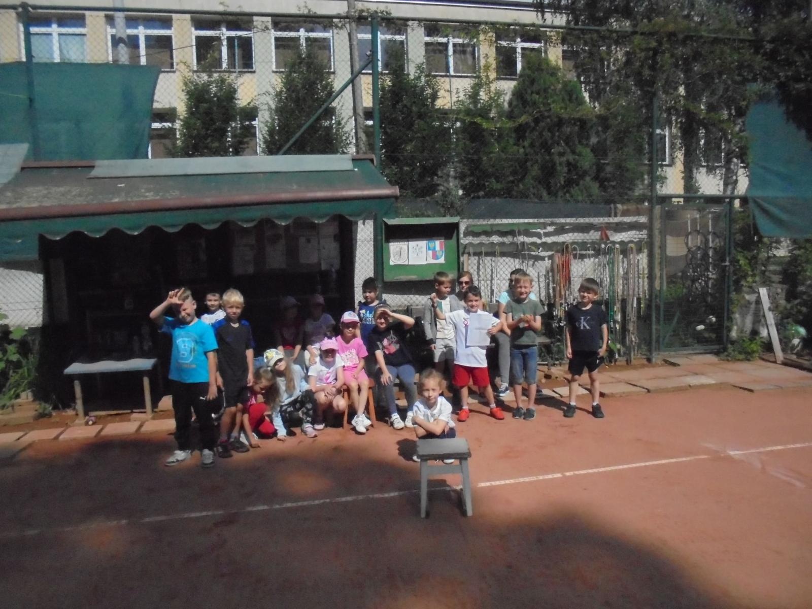 Zdjęcie w galerii na portalu naszraciborz.pl: Misiaki z Dwunastki na tenisowym korcie wiadomości z regionu