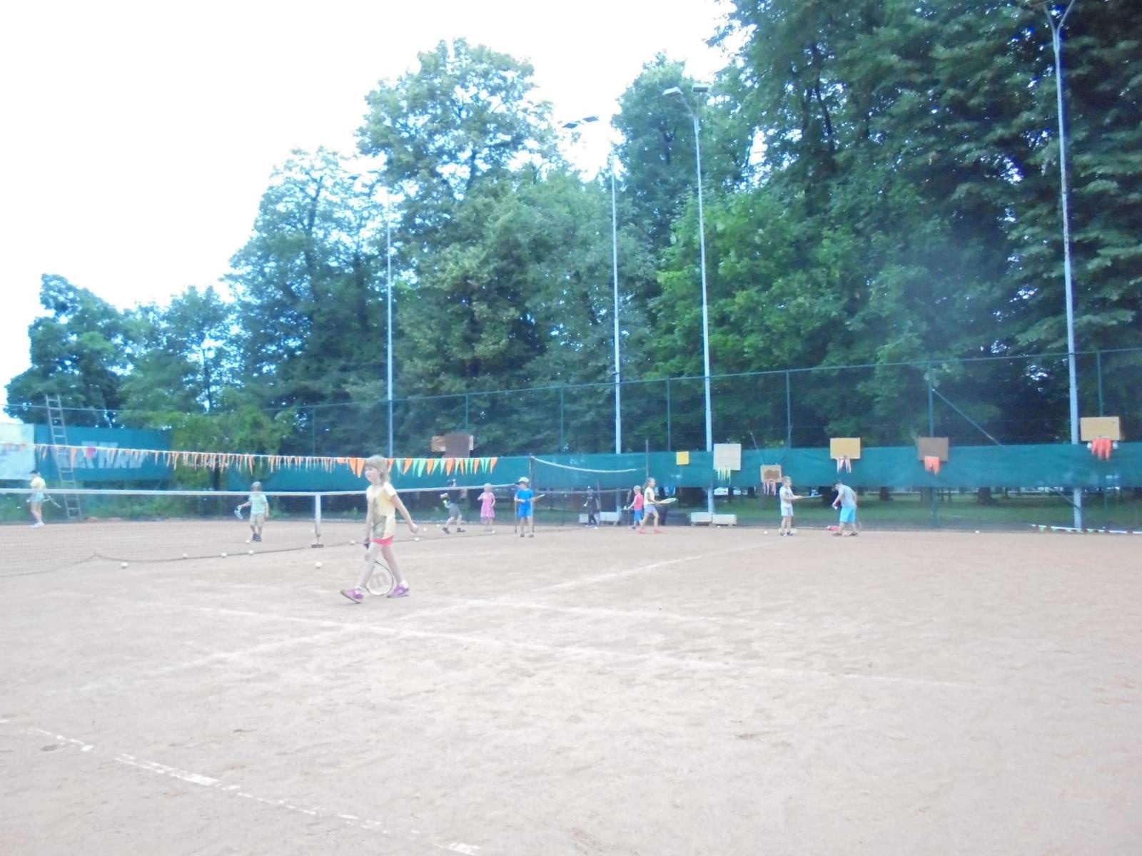 Zdjęcie w galerii na portalu naszraciborz.pl: Misiaki z Dwunastki na tenisowym korcie wiadomości z regionu