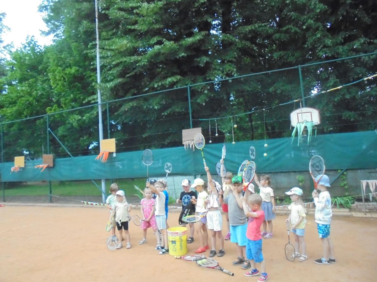 Zdjęcie w galerii na portalu naszraciborz.pl: Misiaki z Dwunastki na tenisowym korcie wiadomości z regionu
