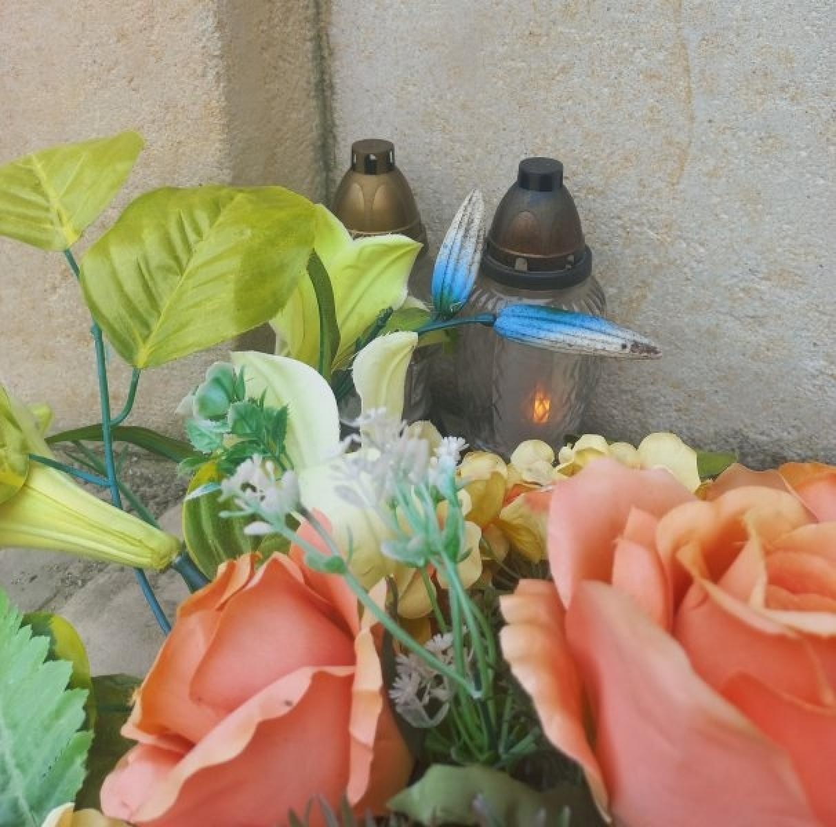 Zdjęcie w galerii na portalu naszraciborz.pl: Znicze pod Kolumną Maryjną zostawiają trudne do usunięcia kleksy wiadomości z regionu