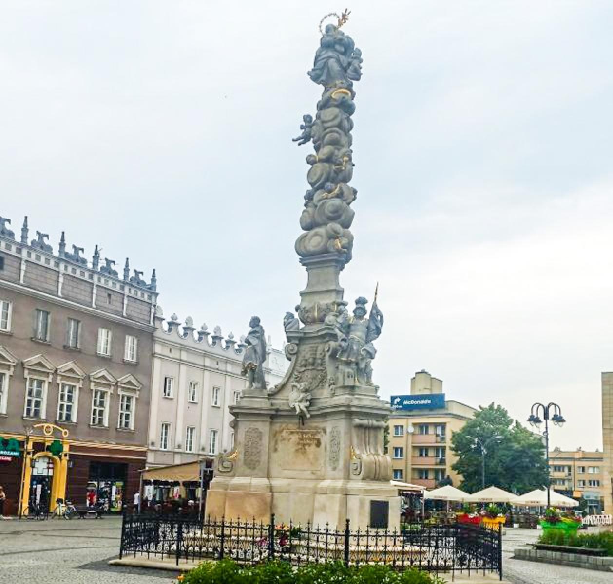 Zdjęcie w galerii na portalu naszraciborz.pl: Znicze pod Kolumną Maryjną zostawiają trudne do usunięcia kleksy wiadomości z regionu