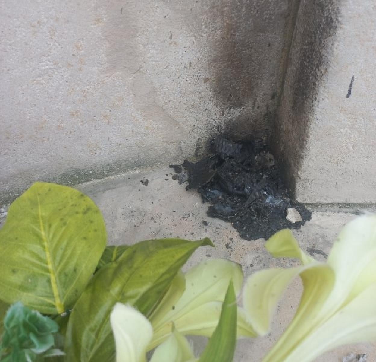 Zdjęcie w galerii na portalu naszraciborz.pl: Znicze pod Kolumną Maryjną zostawiają trudne do usunięcia kleksy wiadomości z regionu