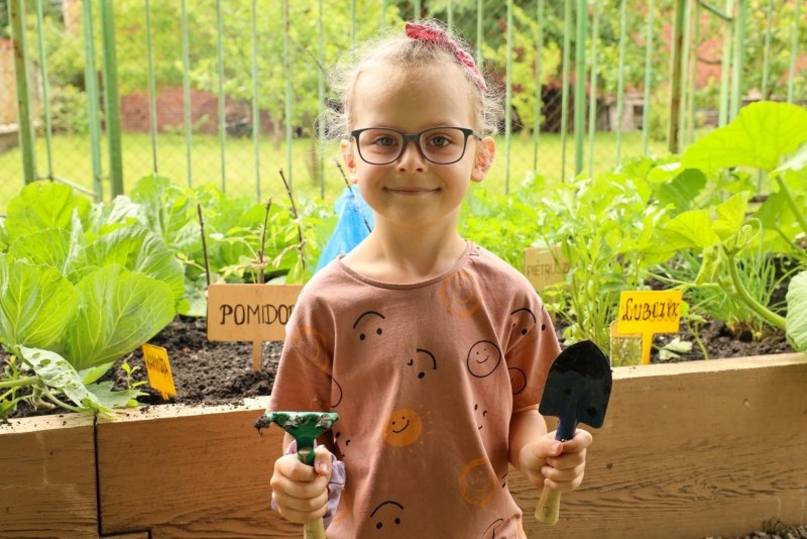 Zdjęcie w galerii na portalu naszraciborz.pl: Raciborskie przedszkolaki jedzą warzywa z własnego ogródka wiadomości z regionu