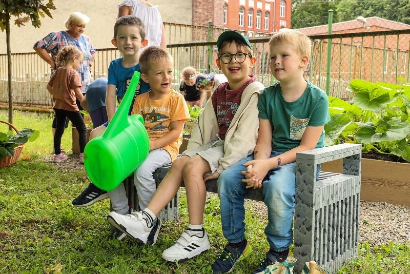 Zdjęcie w galerii na portalu naszraciborz.pl: Raciborskie przedszkolaki jedzą warzywa z własnego ogródka wiadomości z regionu