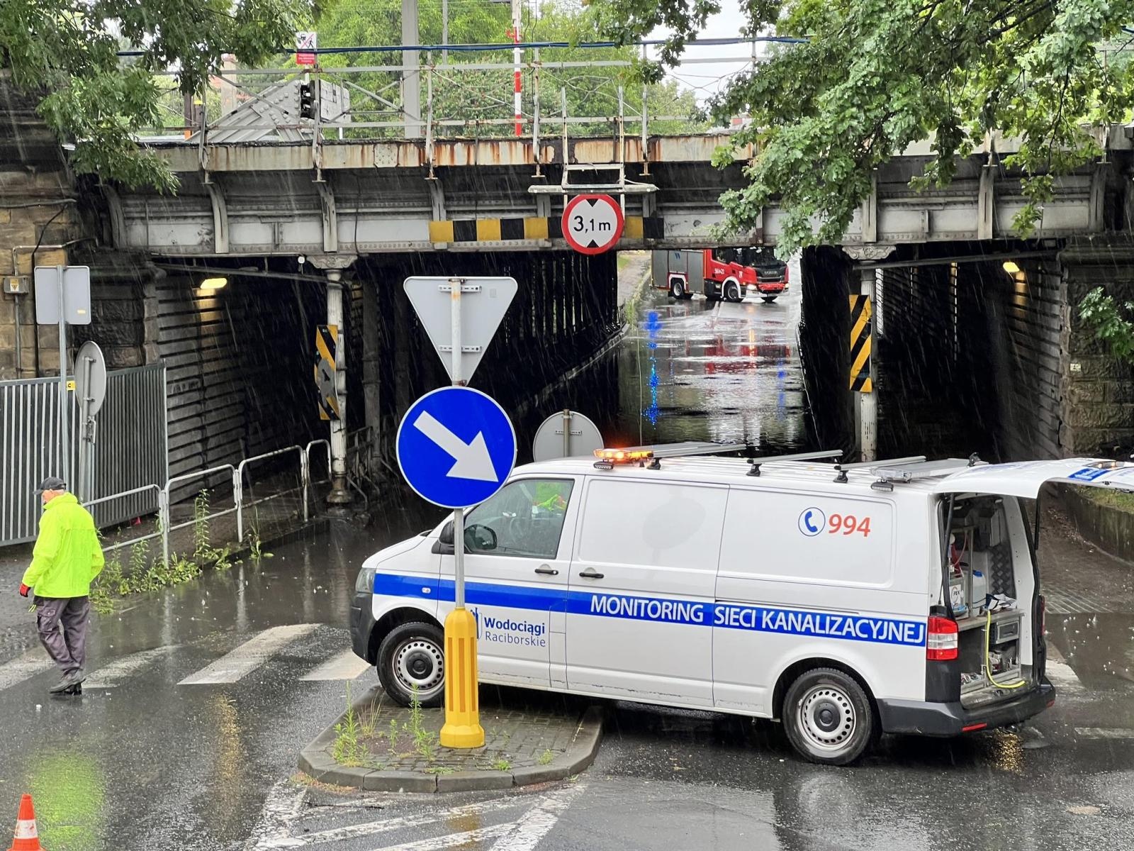 Zdjęcie w galerii na portalu naszraciborz.pl: Uwaga kierowcy! Wiadukt przy Piaskowej podtopiony wiadomości z regionu