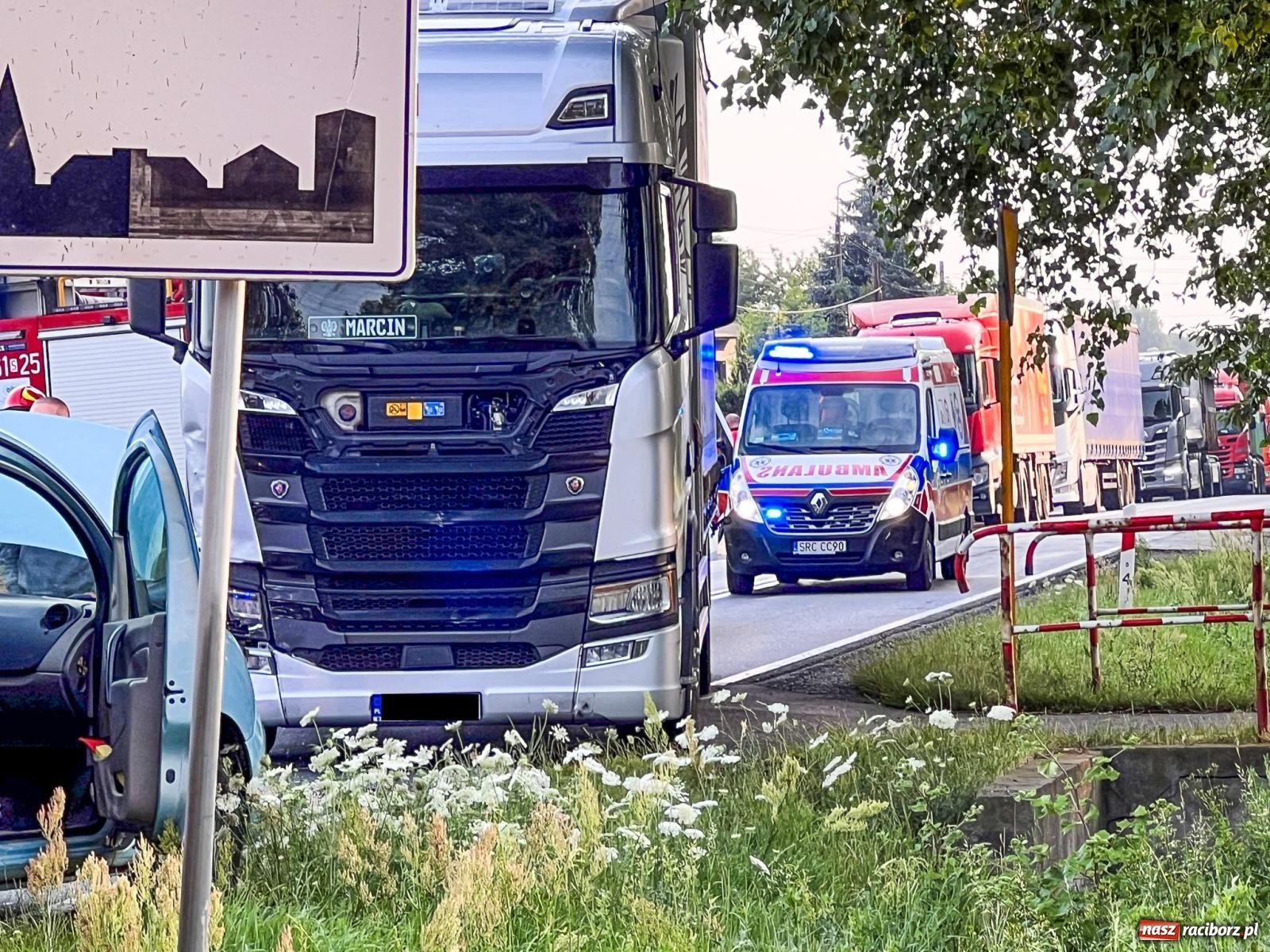 Zdjęcie w galerii na portalu naszraciborz.pl: Zderzenie ciężarówki z osobówką w Babicach [FOTO] wiadomości z regionu