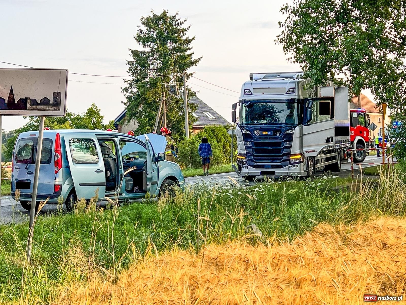 Zdjęcie w galerii na portalu naszraciborz.pl: Zderzenie ciężarówki z osobówką w Babicach [FOTO] wiadomości z regionu