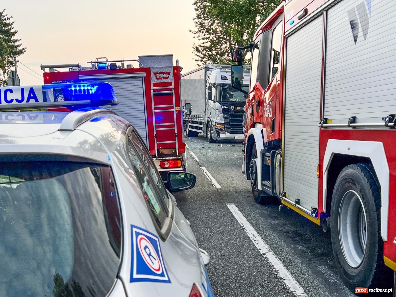 Zdjęcie w galerii na portalu naszraciborz.pl: Zderzenie ciężarówki z osobówką w Babicach [FOTO] wiadomości z regionu