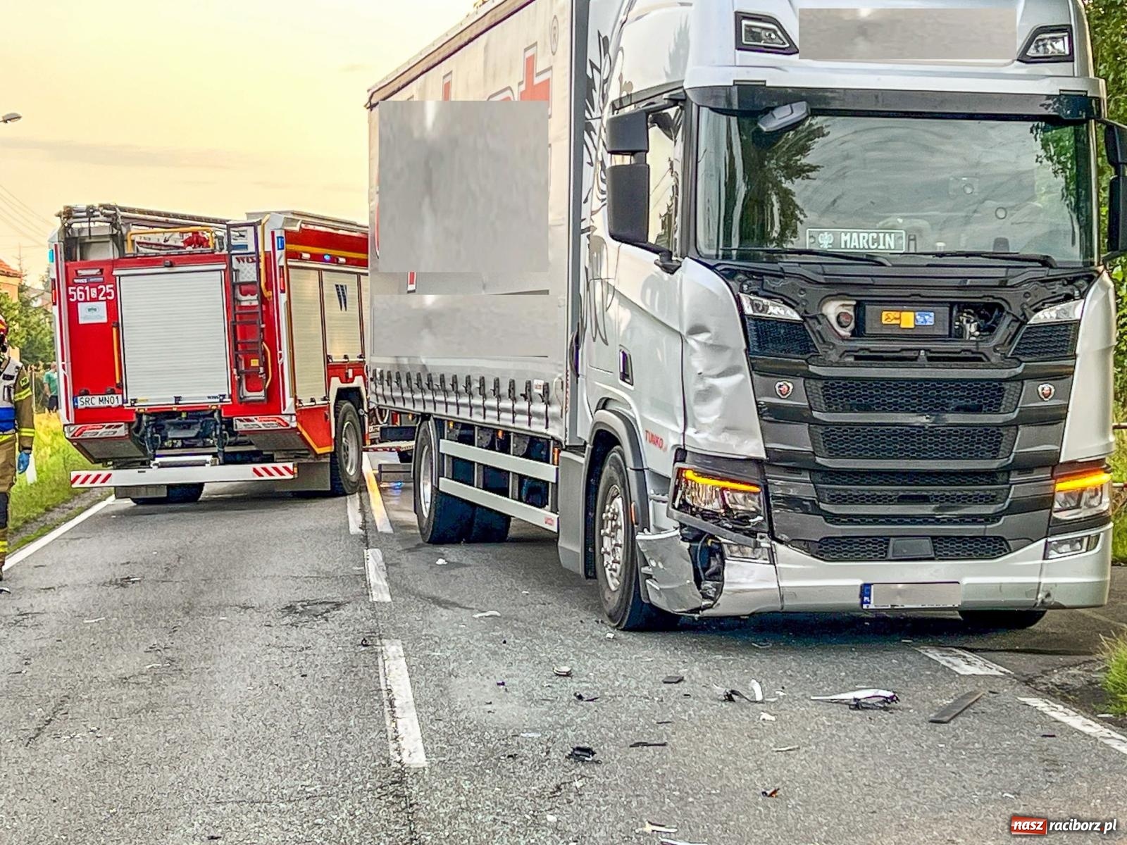 Zdjęcie w galerii na portalu naszraciborz.pl: Zderzenie ciężarówki z osobówką w Babicach [FOTO] wiadomości z regionu