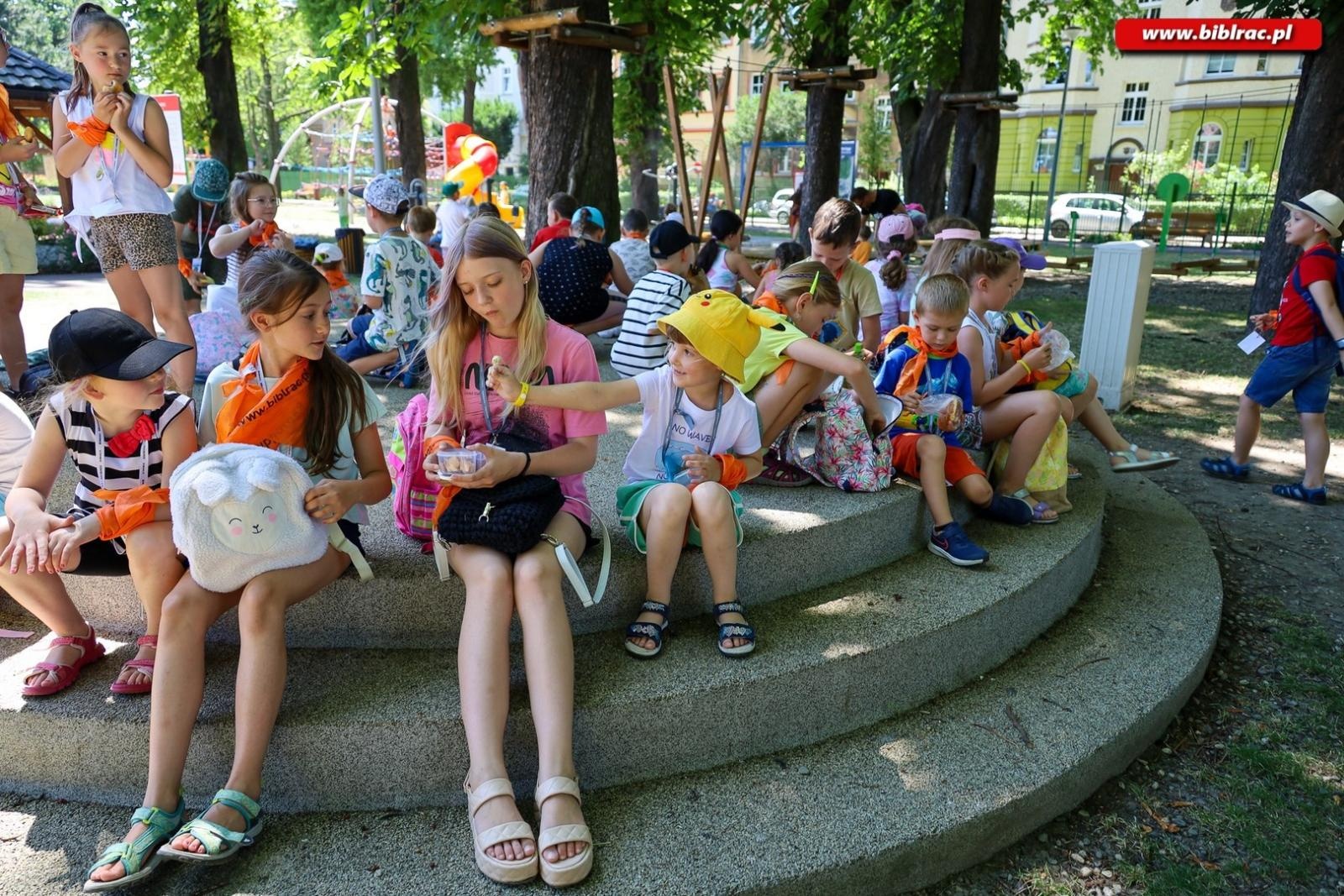 Zdjęcie w galerii na portalu naszraciborz.pl: Gdy patrzysz w gwiazdy patrzysz w przeszłość – Letni Wehikuł Czasu w Bibliotece wiadomości z regionu